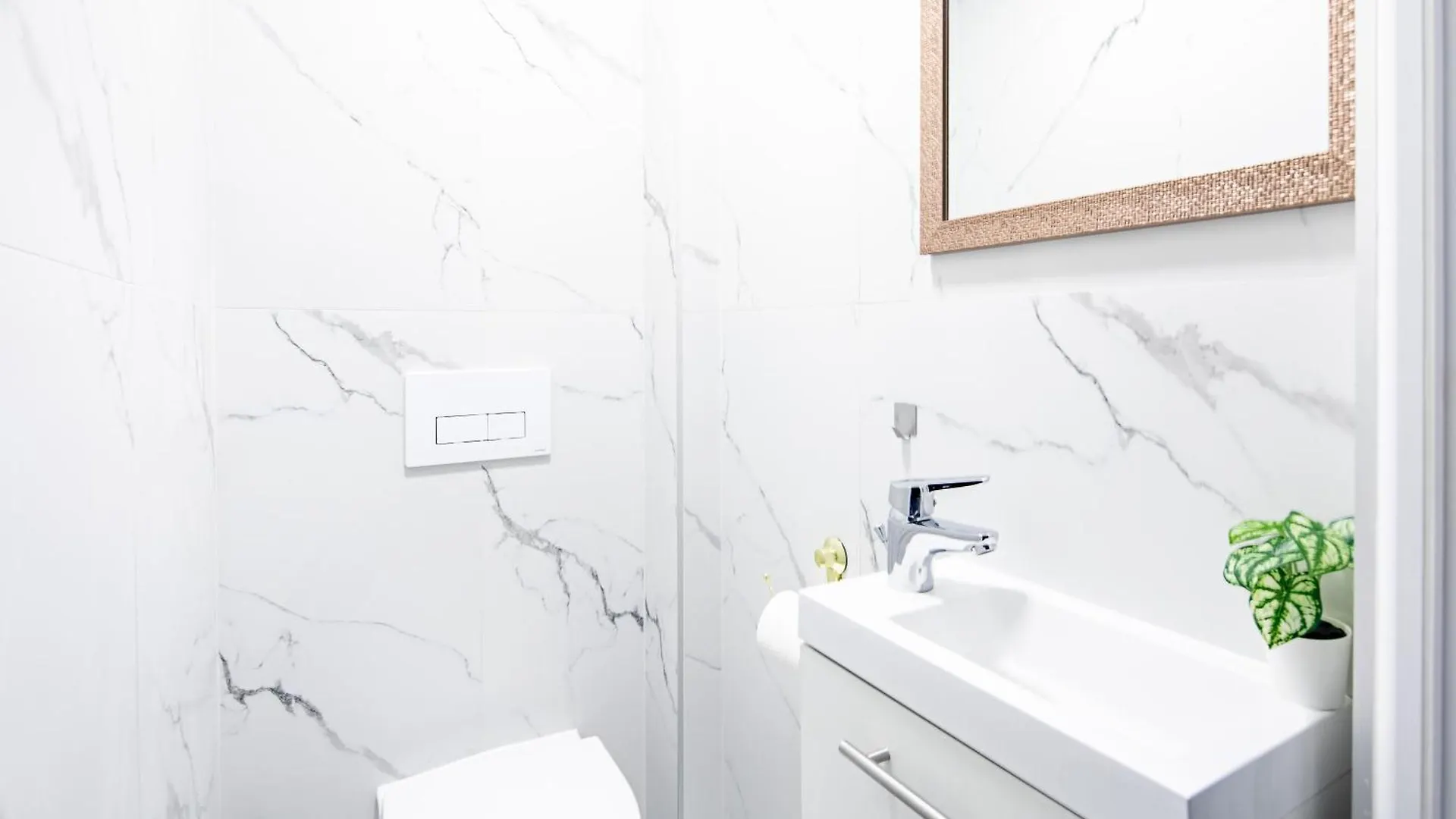 Very Central - Easy Access Budapest Apartment