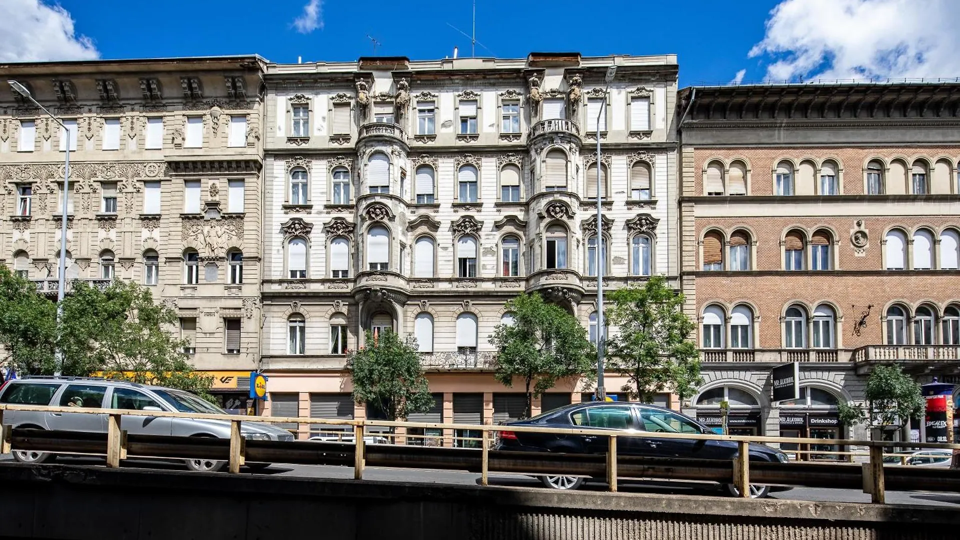 Very Central - Easy Access Budapest Apartment